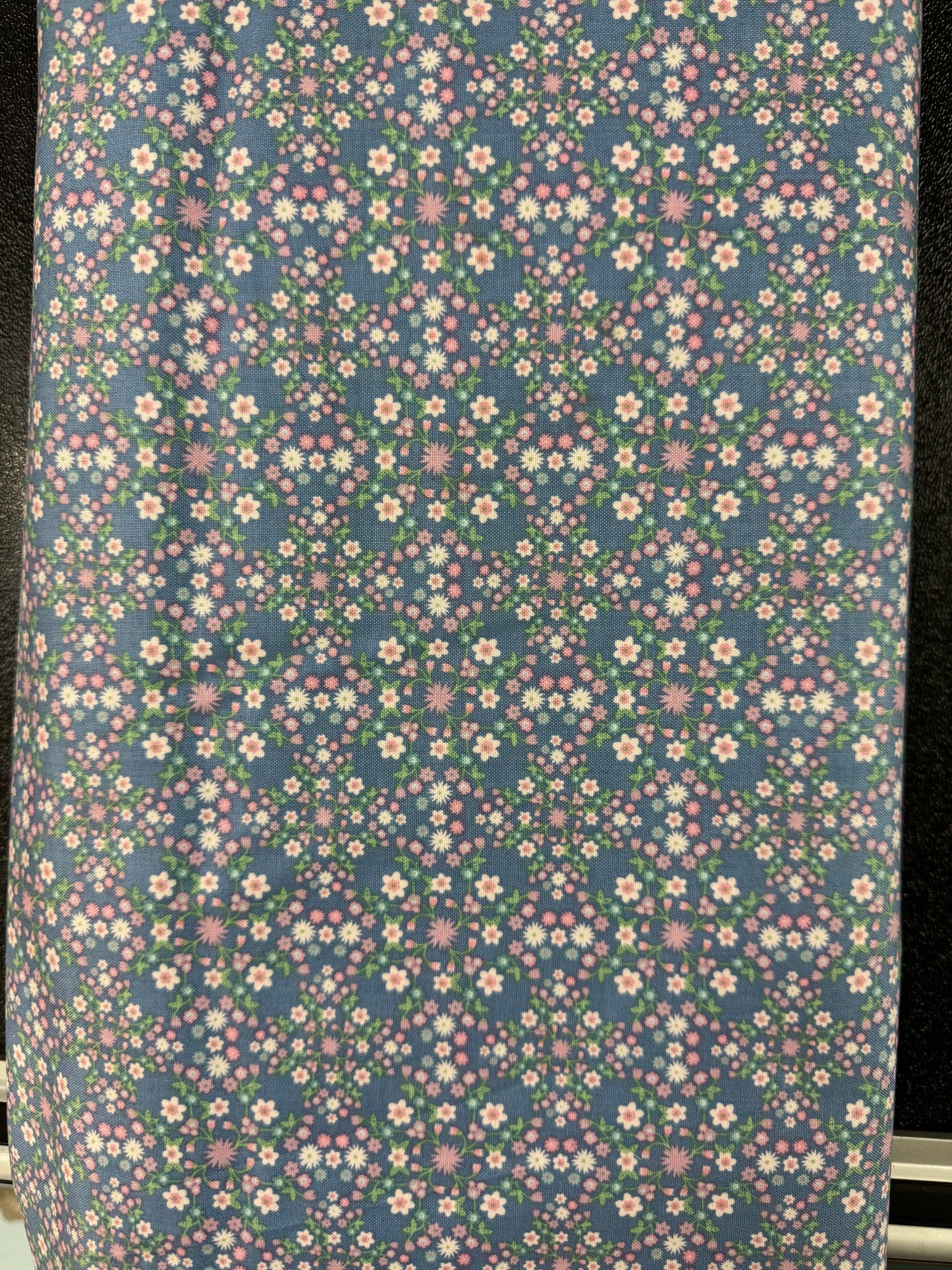 Le Petit Escargot - Blooms and Vines - Blue