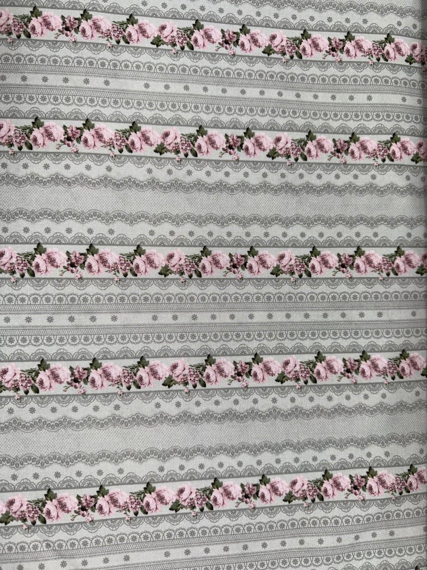 Stof Silva-Rose Pink Border on Grey