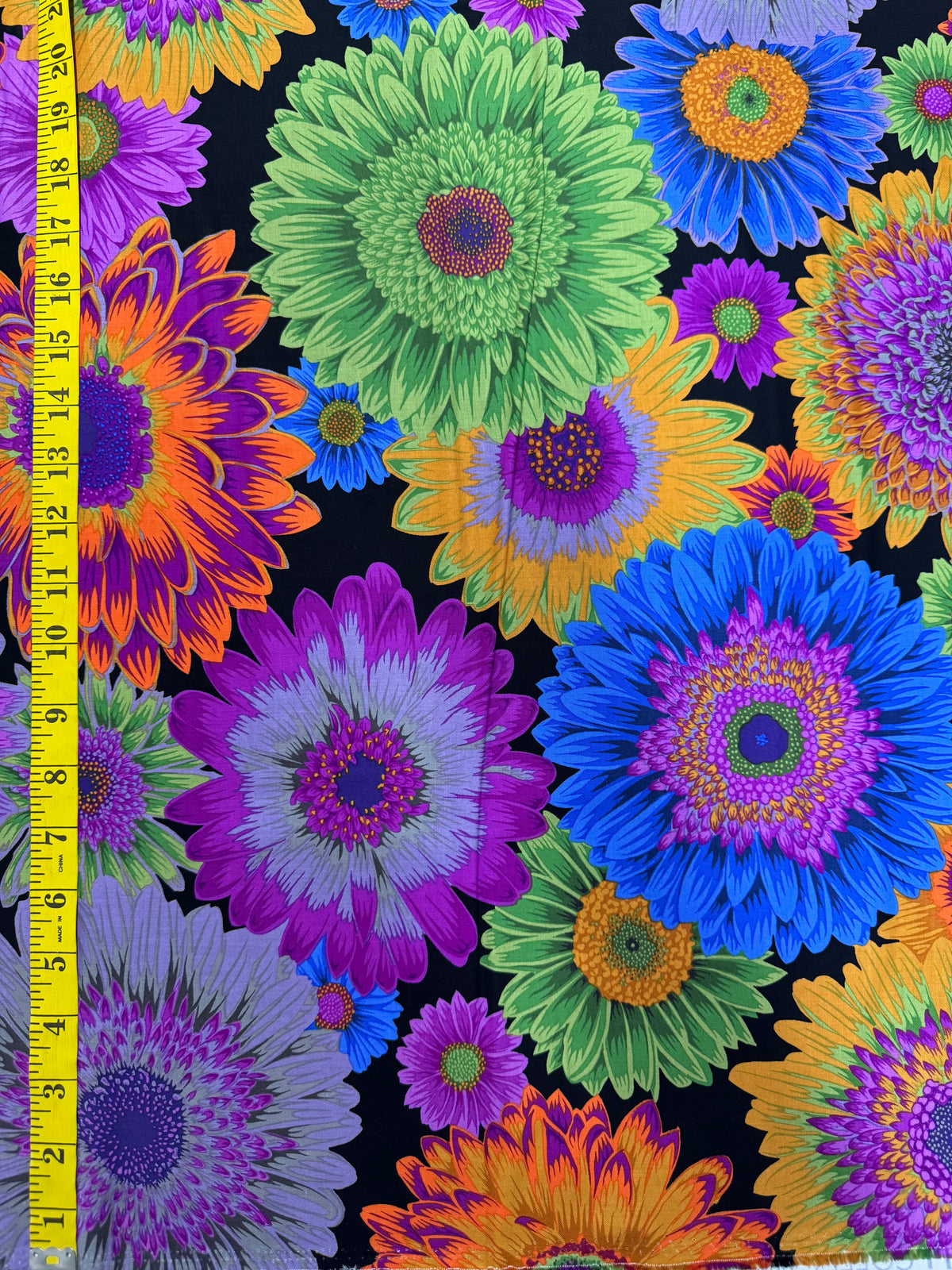 Kaffe Fassett - Gerberas Daisies - Dark