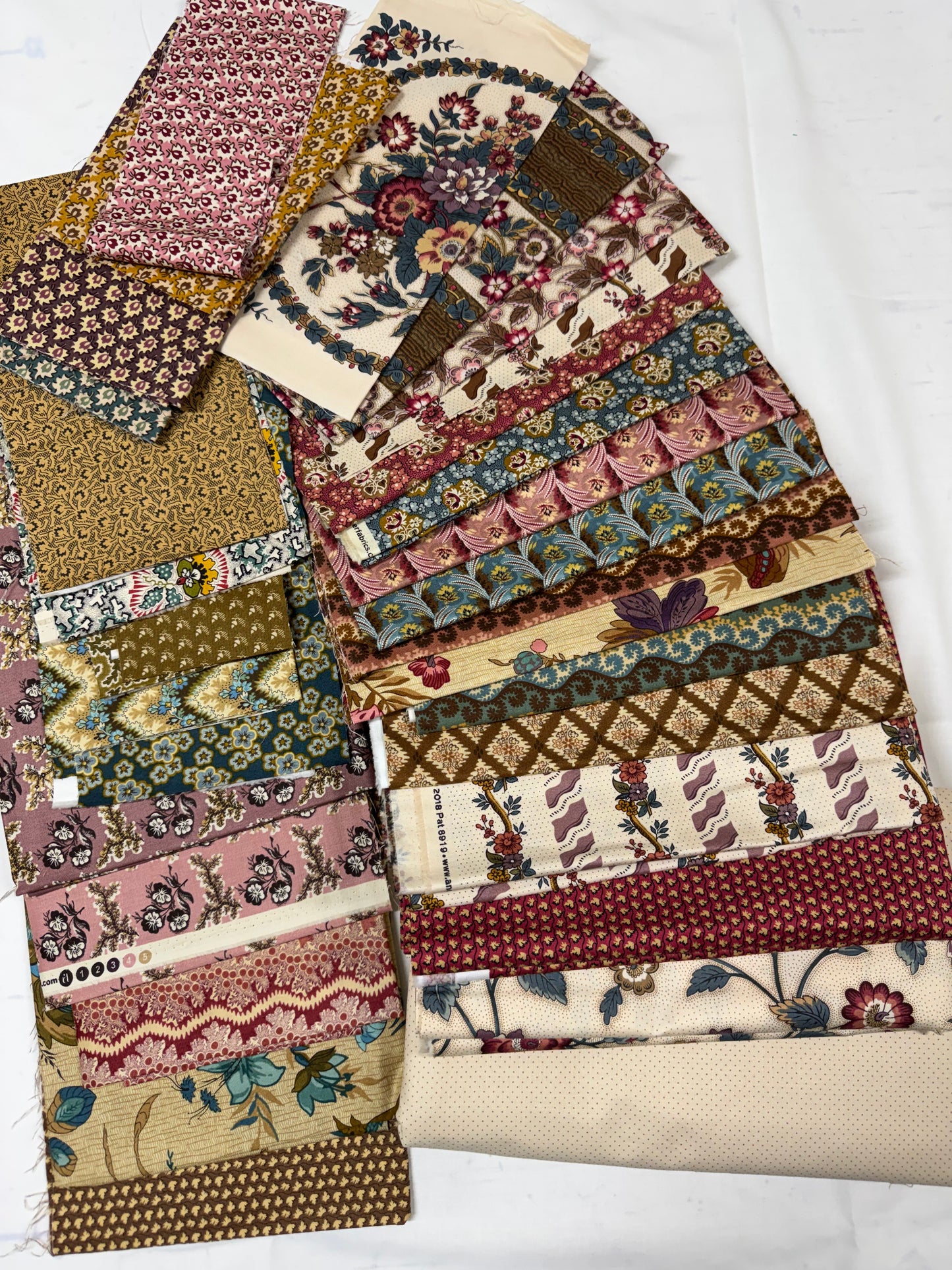 The Windermere Quilt by Di Ford Hall - Book and Complete Fabric Set - By Shiralee Stitches. Pre-Loved Treasure.